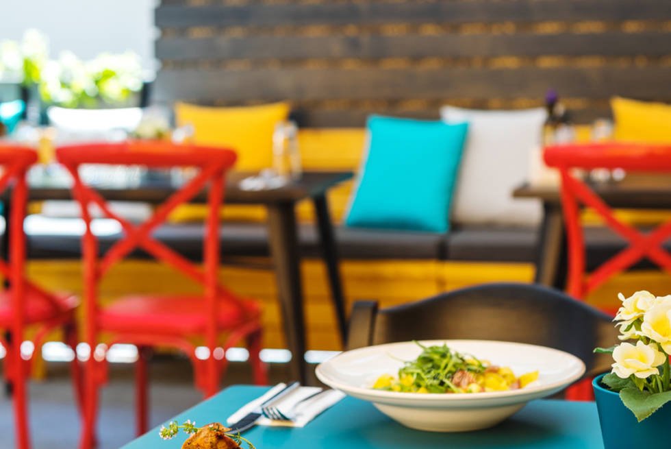 Close_up_photo_of_a_table_with_food_in_Smokini's_garden.jpg