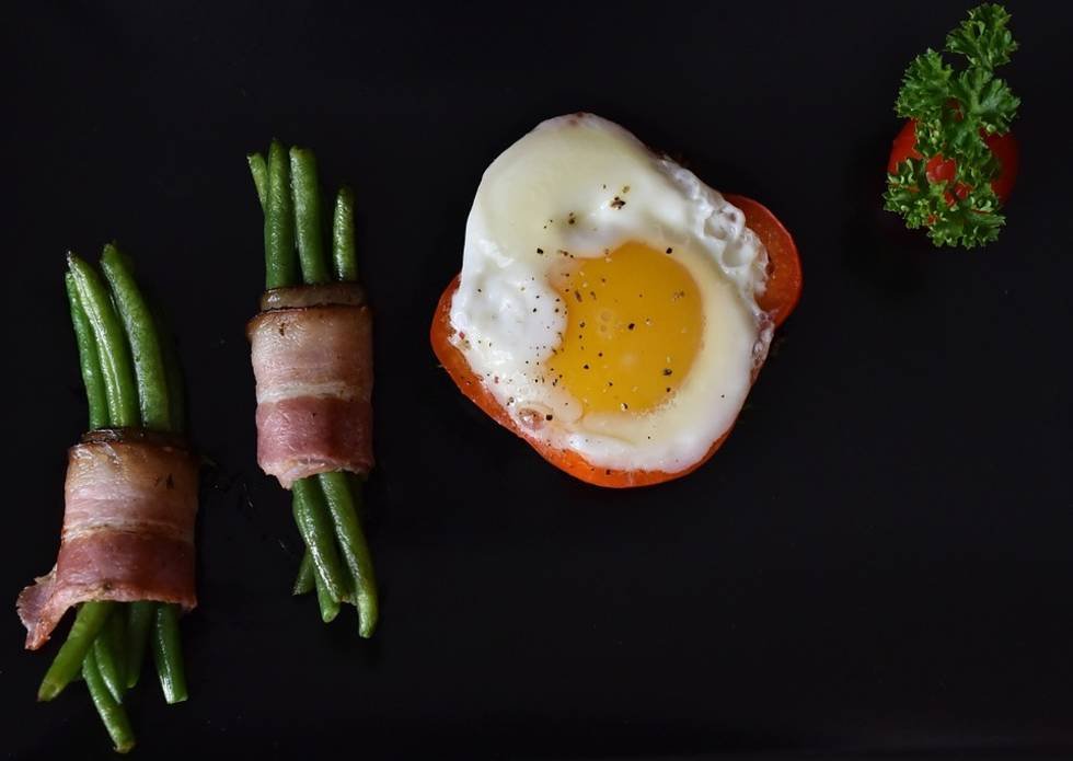 Egg_and_asparagus.jpg