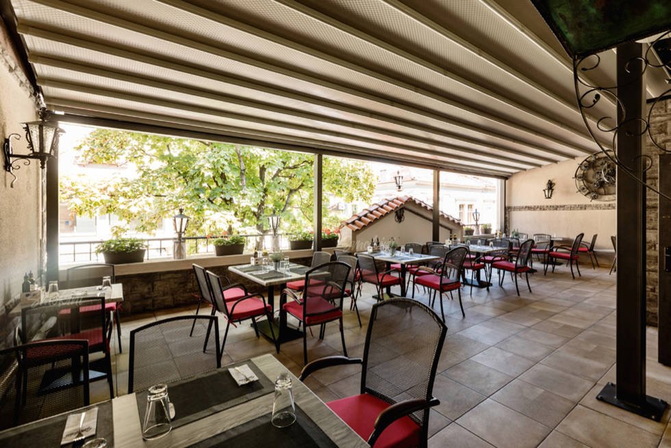 Photo_of_Smokini's_terrace_overlooking_Otets_Paisiy_street.jpg